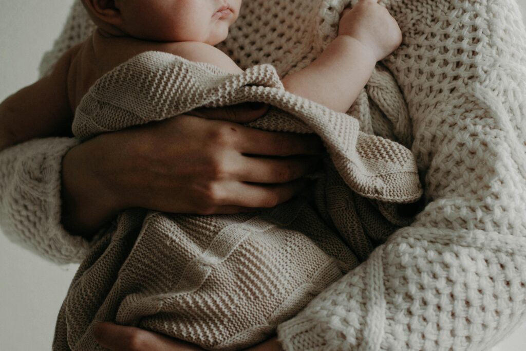Comprendre les pleurs de bébé : Faim, fatigue, coliques… comment les différencier ?